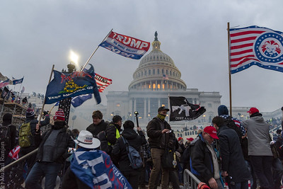 Grupos de seguidores de Trump durante el asalto al Capitolio